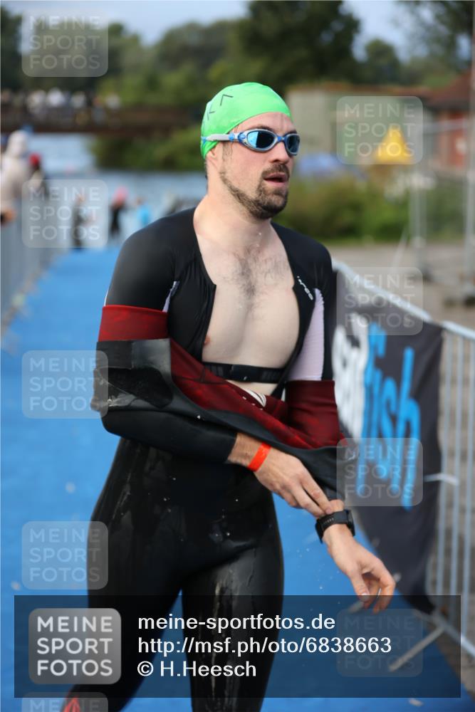 25.08.2024 - Elbe Triathlon Hamburg H.Heesch http://msf.ph/oto/6838663 25.08.2024 08:42:14 Schwimmen 164, 174 meine-sportfotos.de