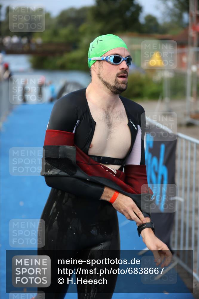 25.08.2024 - Elbe Triathlon Hamburg H.Heesch http://msf.ph/oto/6838667 25.08.2024 08:42:14 Schwimmen 164, 174 meine-sportfotos.de