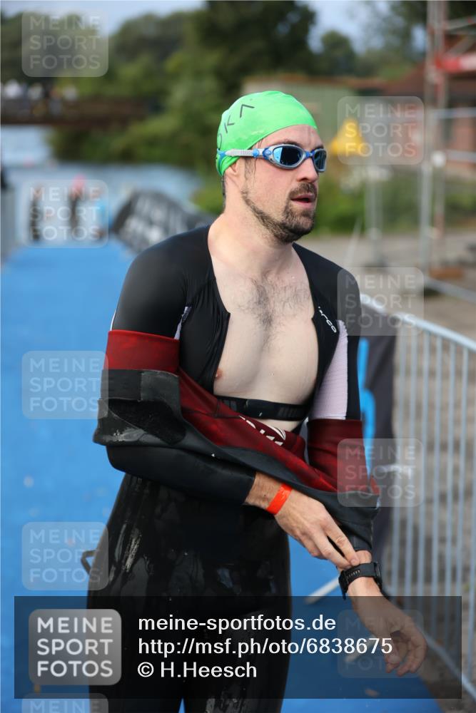 25.08.2024 - Elbe Triathlon Hamburg H.Heesch http://msf.ph/oto/6838675 25.08.2024 08:42:14 Schwimmen 164, 174 meine-sportfotos.de