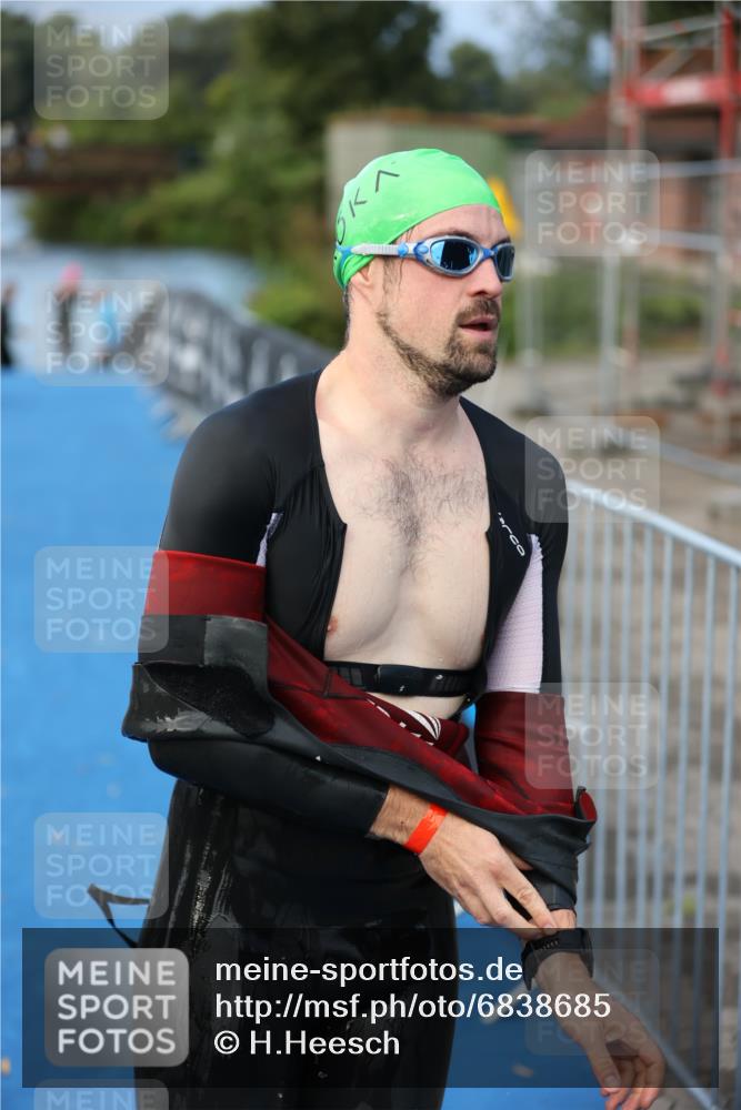 25.08.2024 - Elbe Triathlon Hamburg H.Heesch http://msf.ph/oto/6838685 25.08.2024 08:42:14 Schwimmen 164, 174 meine-sportfotos.de