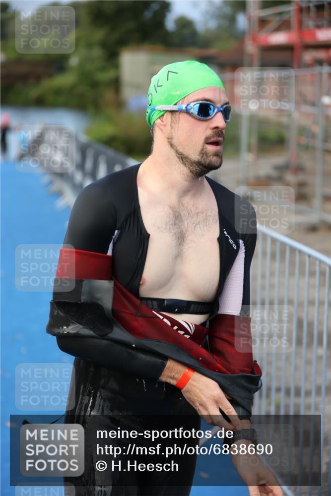 25.08.2024 - Elbe Triathlon Hamburg H.Heesch http://msf.ph/oto/6838690 25.08.2024 08:42:14 Schwimmen 164, 174 meine-sportfotos.de