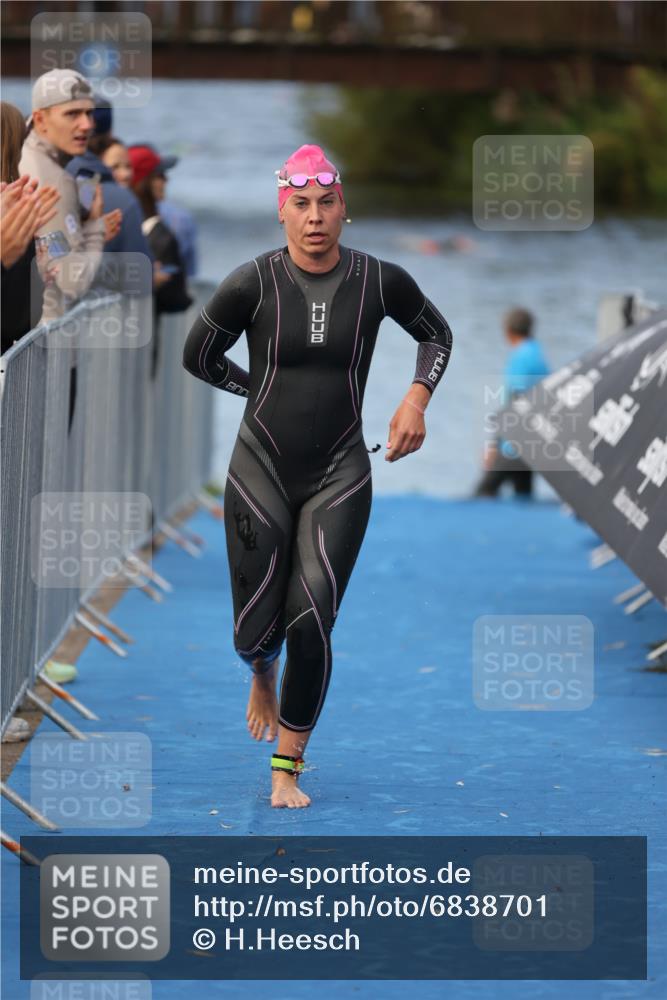 25.08.2024 - Elbe Triathlon Hamburg H.Heesch http://msf.ph/oto/6838701 25.08.2024 08:42:23 Schwimmen 164, 174 meine-sportfotos.de