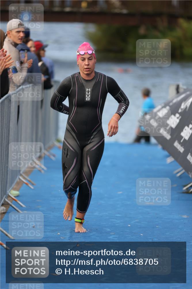 25.08.2024 - Elbe Triathlon Hamburg H.Heesch http://msf.ph/oto/6838705 25.08.2024 08:42:23 Schwimmen 164, 174 meine-sportfotos.de