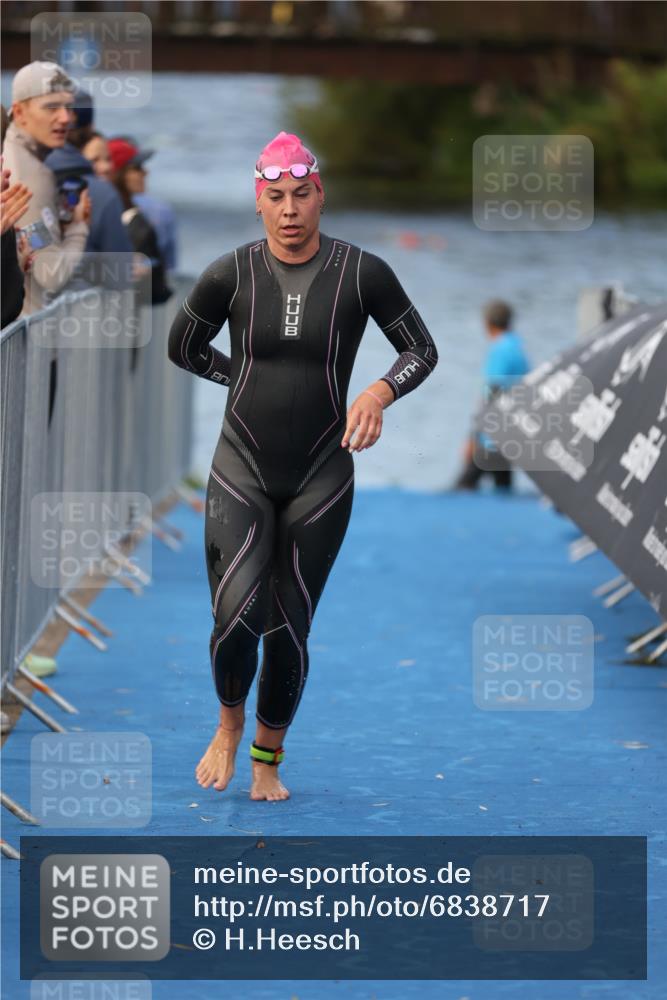 25.08.2024 - Elbe Triathlon Hamburg H.Heesch http://msf.ph/oto/6838717 25.08.2024 08:42:23 Schwimmen 164, 174 meine-sportfotos.de