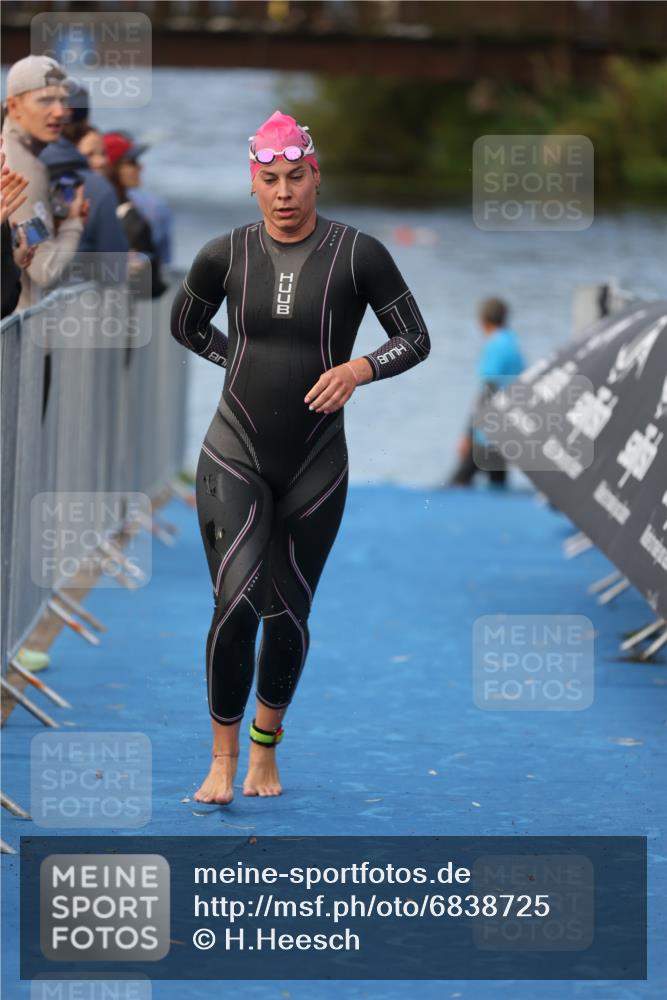 25.08.2024 - Elbe Triathlon Hamburg H.Heesch http://msf.ph/oto/6838725 25.08.2024 08:42:23 Schwimmen 164, 174 meine-sportfotos.de