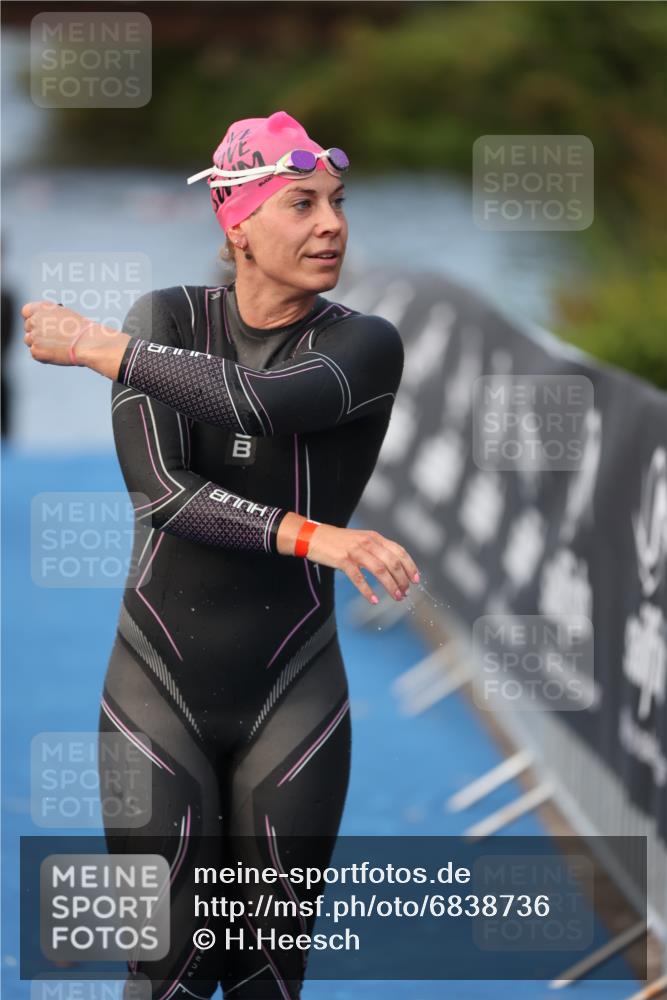 25.08.2024 - Elbe Triathlon Hamburg H.Heesch http://msf.ph/oto/6838736 25.08.2024 08:42:25 Schwimmen 164, 174 meine-sportfotos.de