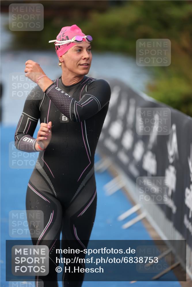 25.08.2024 - Elbe Triathlon Hamburg H.Heesch http://msf.ph/oto/6838753 25.08.2024 08:42:25 Schwimmen 164, 174 meine-sportfotos.de