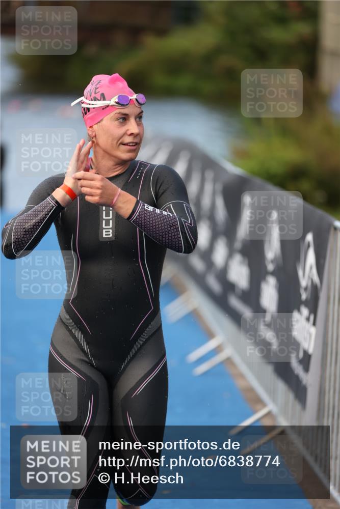 25.08.2024 - Elbe Triathlon Hamburg H.Heesch http://msf.ph/oto/6838774 25.08.2024 08:42:25 Schwimmen 164, 174 meine-sportfotos.de