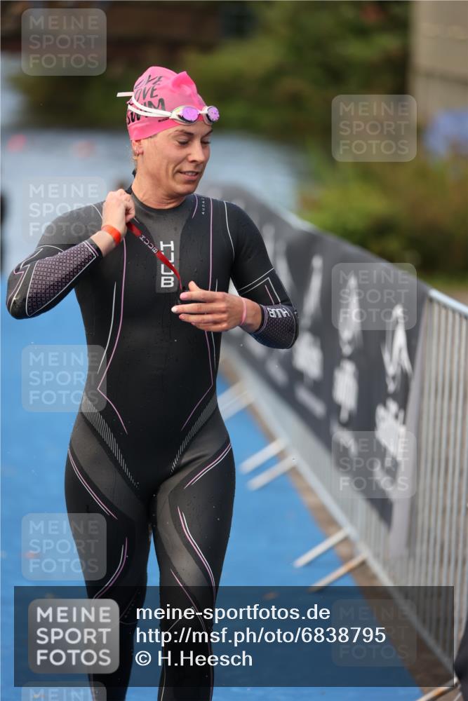 25.08.2024 - Elbe Triathlon Hamburg H.Heesch http://msf.ph/oto/6838795 25.08.2024 08:42:26 Schwimmen 164, 174 meine-sportfotos.de