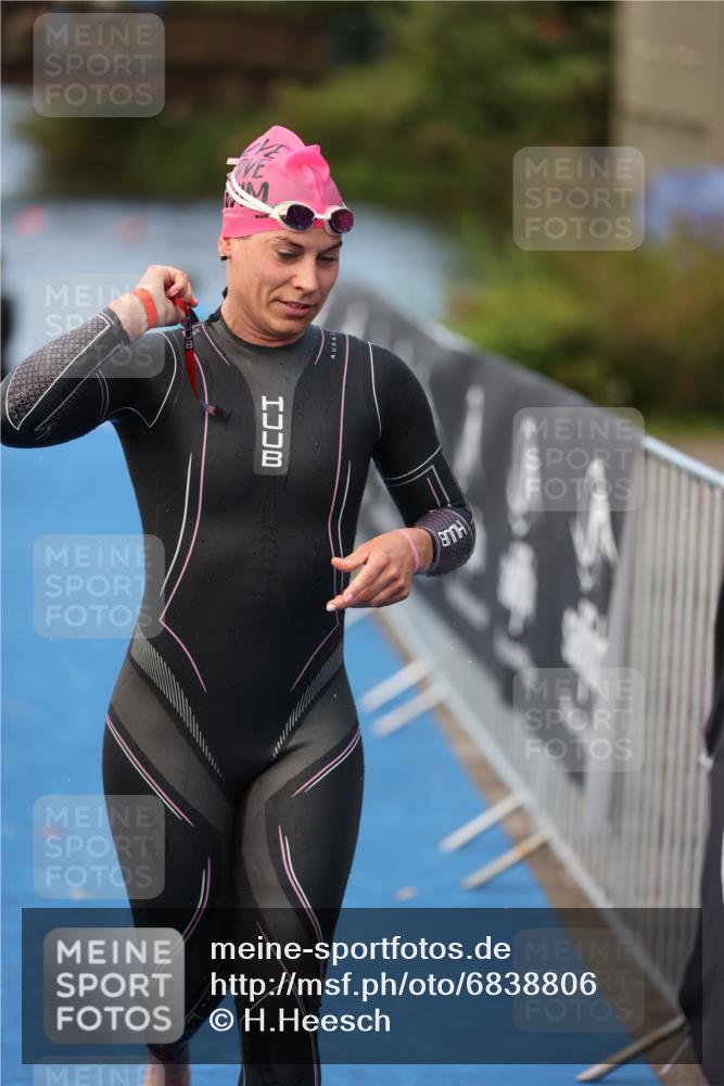 25.08.2024 - Elbe Triathlon Hamburg H.Heesch http://msf.ph/oto/6838806 25.08.2024 08:42:26 Schwimmen 164, 174 meine-sportfotos.de