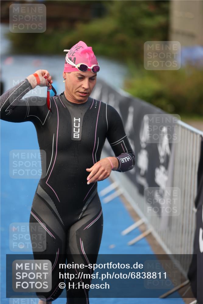 25.08.2024 - Elbe Triathlon Hamburg H.Heesch http://msf.ph/oto/6838811 25.08.2024 08:42:26 Schwimmen 164, 174 meine-sportfotos.de