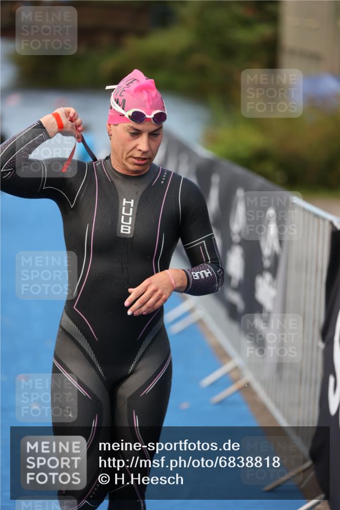 25.08.2024 - Elbe Triathlon Hamburg H.Heesch http://msf.ph/oto/6838818 25.08.2024 08:42:26 Schwimmen 164, 174 meine-sportfotos.de