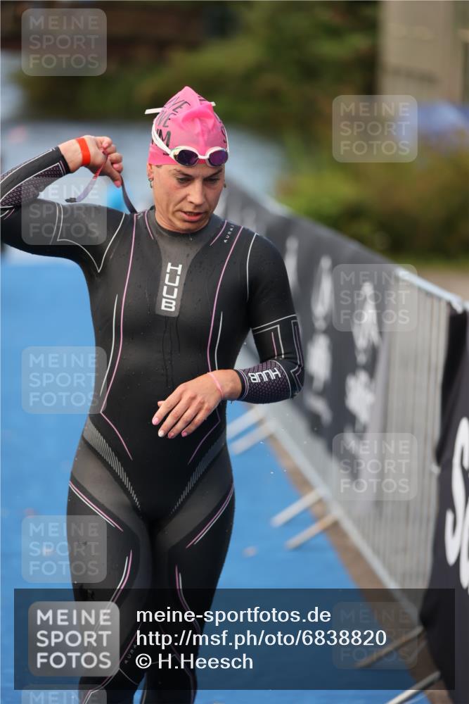 25.08.2024 - Elbe Triathlon Hamburg H.Heesch http://msf.ph/oto/6838820 25.08.2024 08:42:26 Schwimmen 164, 174 meine-sportfotos.de