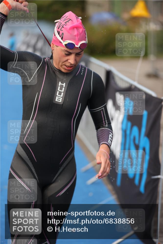 25.08.2024 - Elbe Triathlon Hamburg H.Heesch http://msf.ph/oto/6838856 25.08.2024 08:42:26 Schwimmen 164, 174 meine-sportfotos.de