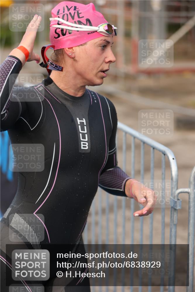 25.08.2024 - Elbe Triathlon Hamburg H.Heesch http://msf.ph/oto/6838929 25.08.2024 08:42:27 Schwimmen 164, 174 meine-sportfotos.de