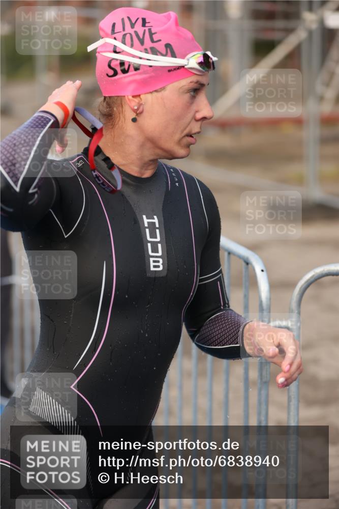 25.08.2024 - Elbe Triathlon Hamburg H.Heesch http://msf.ph/oto/6838940 25.08.2024 08:42:27 Schwimmen 164, 174 meine-sportfotos.de