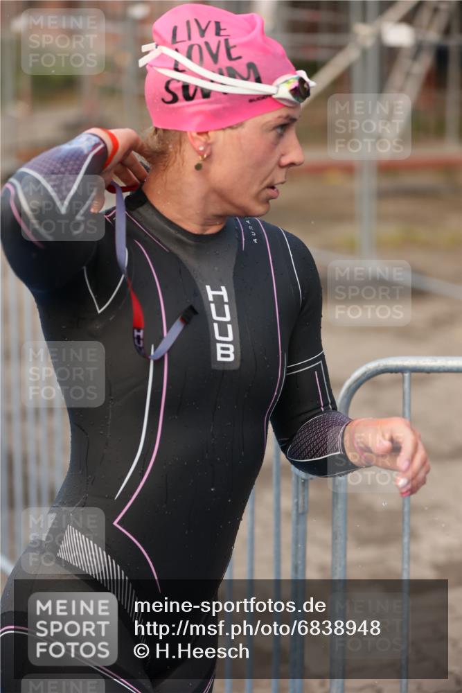 25.08.2024 - Elbe Triathlon Hamburg H.Heesch http://msf.ph/oto/6838948 25.08.2024 08:42:27 Schwimmen 164, 174 meine-sportfotos.de