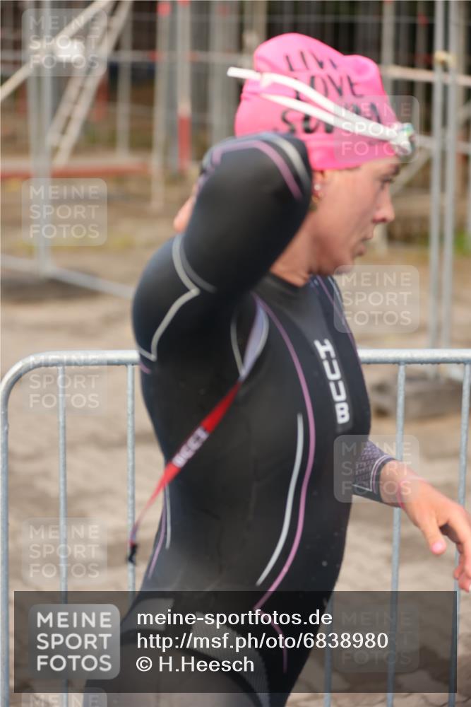 25.08.2024 - Elbe Triathlon Hamburg H.Heesch http://msf.ph/oto/6838980 25.08.2024 08:42:27 Schwimmen 164, 174 meine-sportfotos.de