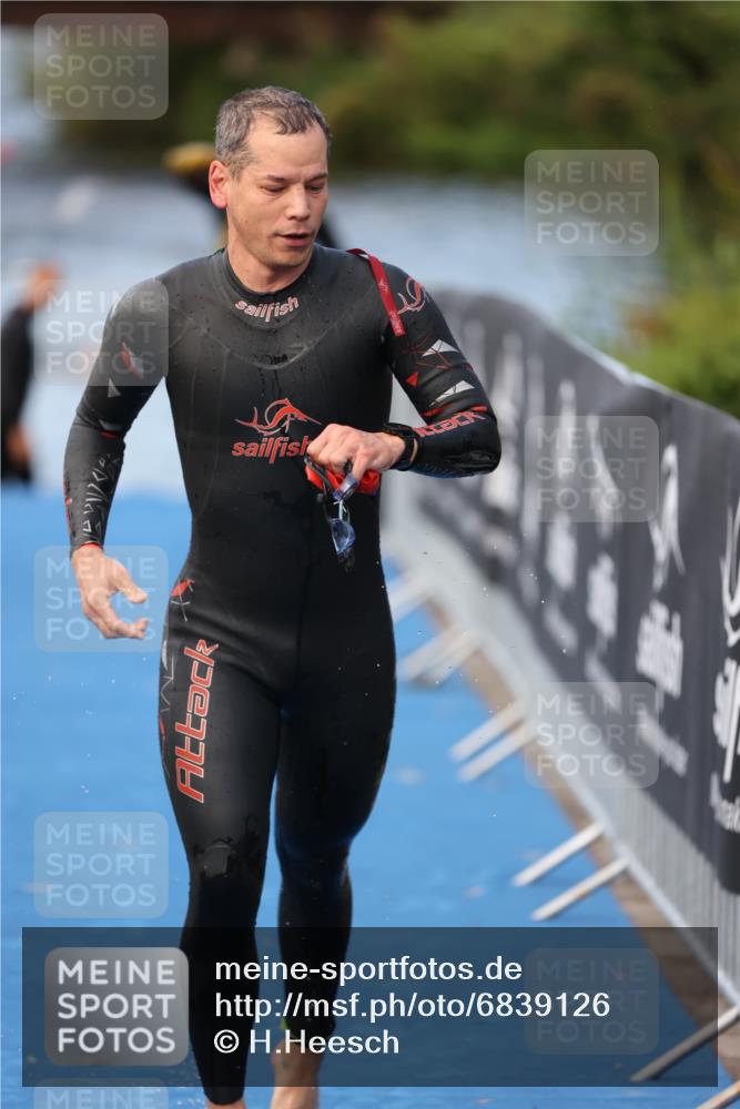 25.08.2024 - Elbe Triathlon Hamburg H.Heesch http://msf.ph/oto/6839126 25.08.2024 08:43:06 Schwimmen 187 meine-sportfotos.de