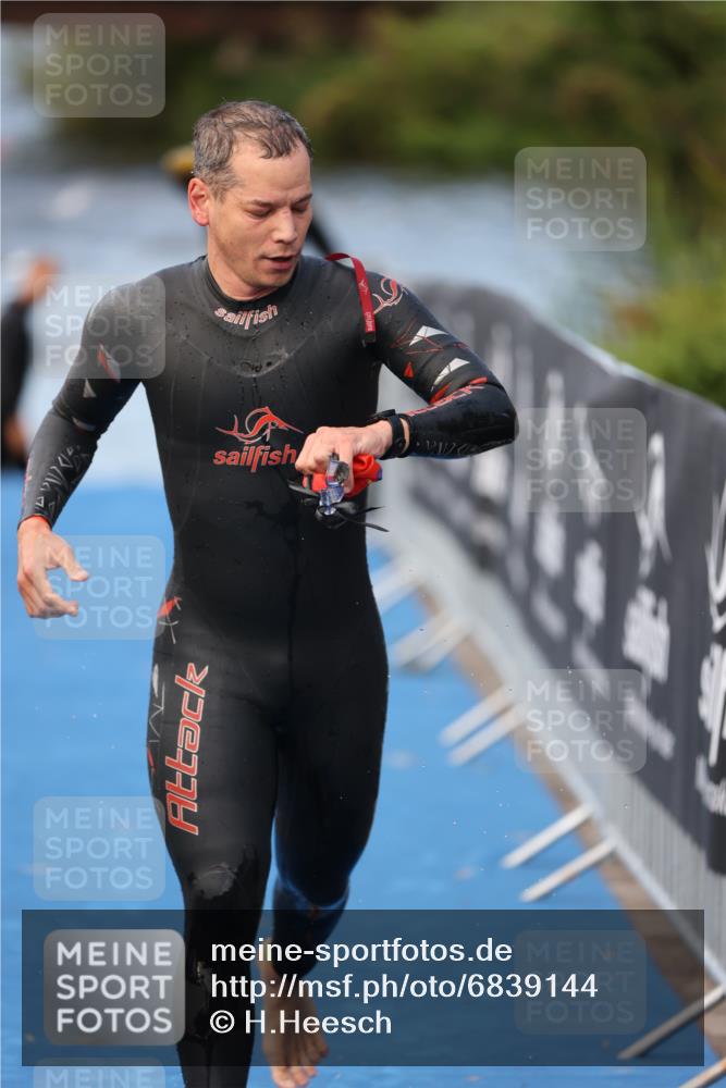 25.08.2024 - Elbe Triathlon Hamburg H.Heesch http://msf.ph/oto/6839144 25.08.2024 08:43:06 Schwimmen 187 meine-sportfotos.de