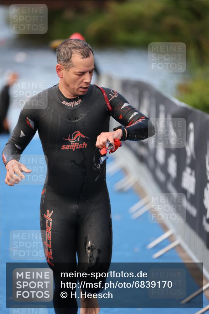 25.08.2024 - Elbe Triathlon Hamburg H.Heesch http://msf.ph/oto/6839170 25.08.2024 08:43:07 Schwimmen 187 meine-sportfotos.de