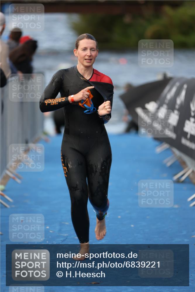 25.08.2024 - Elbe Triathlon Hamburg H.Heesch http://msf.ph/oto/6839221 25.08.2024 08:43:26 Schwimmen 117, 121, 142, 167, 190 meine-sportfotos.de