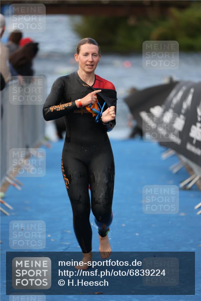 25.08.2024 - Elbe Triathlon Hamburg H.Heesch http://msf.ph/oto/6839224 25.08.2024 08:43:26 Schwimmen 117, 121, 142, 167, 190 meine-sportfotos.de