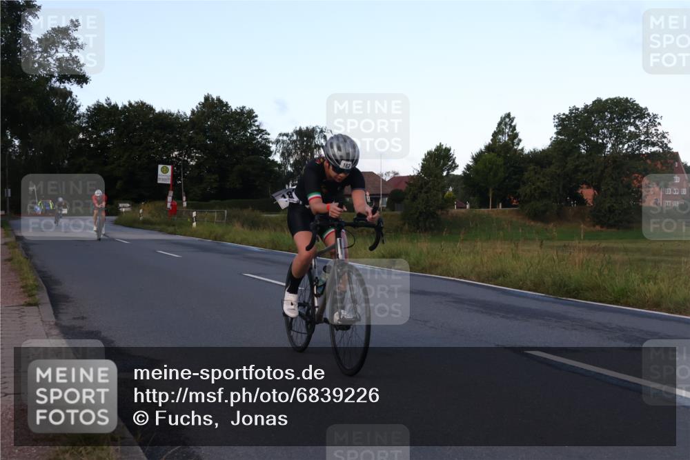 25.08.2024 - Elbe Triathlon Hamburg Fuchs,  Jonas http://msf.ph/oto/6839226 25.08.2024 08:54:28 Radfahren 92, 182, 81, 89 meine-sportfotos.de