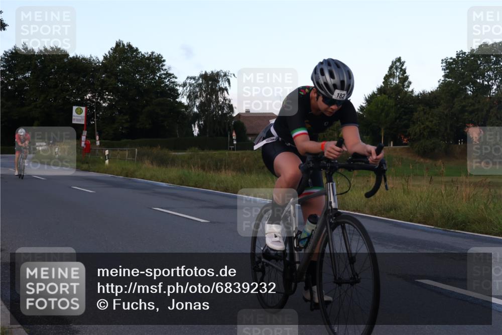 25.08.2024 - Elbe Triathlon Hamburg Fuchs,  Jonas http://msf.ph/oto/6839232 25.08.2024 08:54:28 Radfahren 92, 182, 81, 89 meine-sportfotos.de