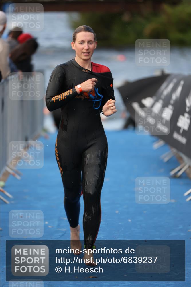25.08.2024 - Elbe Triathlon Hamburg H.Heesch http://msf.ph/oto/6839237 25.08.2024 08:43:26 Schwimmen 117, 121, 142, 167, 190 meine-sportfotos.de
