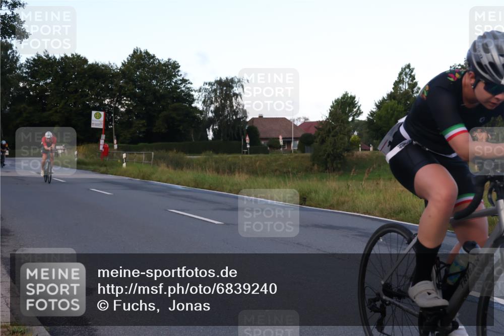 25.08.2024 - Elbe Triathlon Hamburg Fuchs,  Jonas http://msf.ph/oto/6839240 25.08.2024 08:54:28 Radfahren 92, 182, 81, 89 meine-sportfotos.de