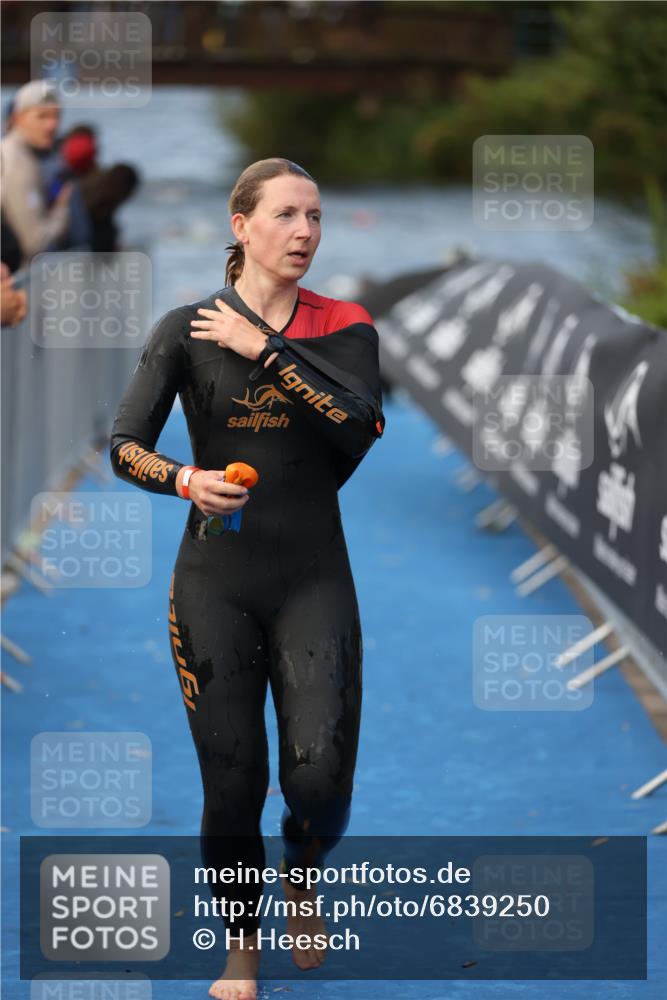 25.08.2024 - Elbe Triathlon Hamburg H.Heesch http://msf.ph/oto/6839250 25.08.2024 08:43:27 Schwimmen 117, 121, 142, 167, 190 meine-sportfotos.de
