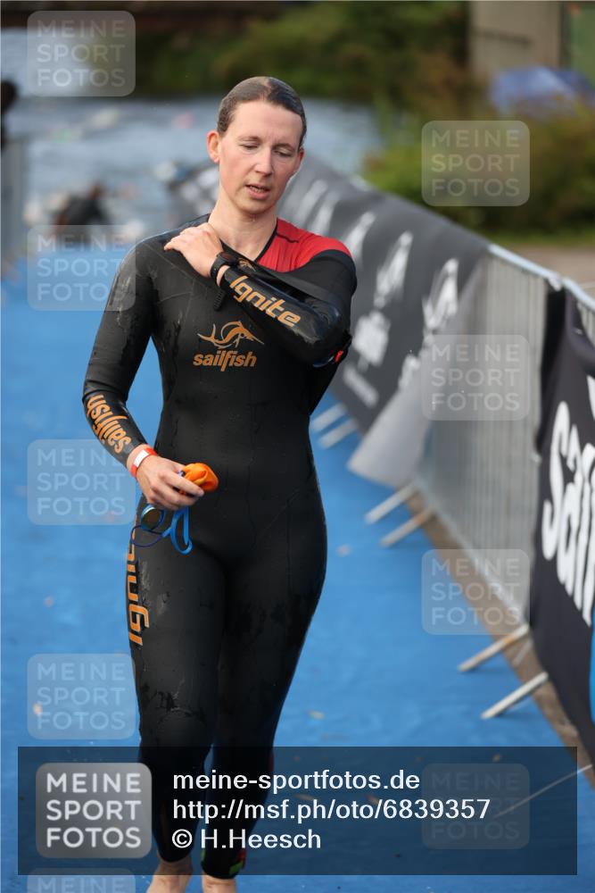 25.08.2024 - Elbe Triathlon Hamburg H.Heesch http://msf.ph/oto/6839357 25.08.2024 08:43:28 Schwimmen 117, 121, 142, 167, 190 meine-sportfotos.de