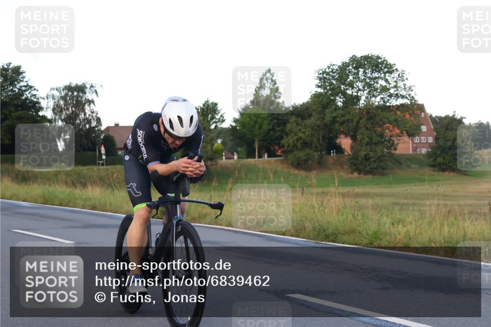 25.08.2024 - Elbe Triathlon Hamburg Fuchs,  Jonas http://msf.ph/oto/6839462 25.08.2024 08:54:43 Radfahren 158, 34, 39 meine-sportfotos.de
