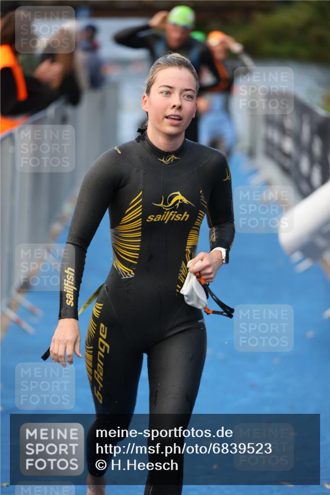 25.08.2024 - Elbe Triathlon Hamburg H.Heesch http://msf.ph/oto/6839523 25.08.2024 08:43:41 Schwimmen 110, 117, 121, 142, 153, 167, 176, 182, 190 meine-sportfotos.de