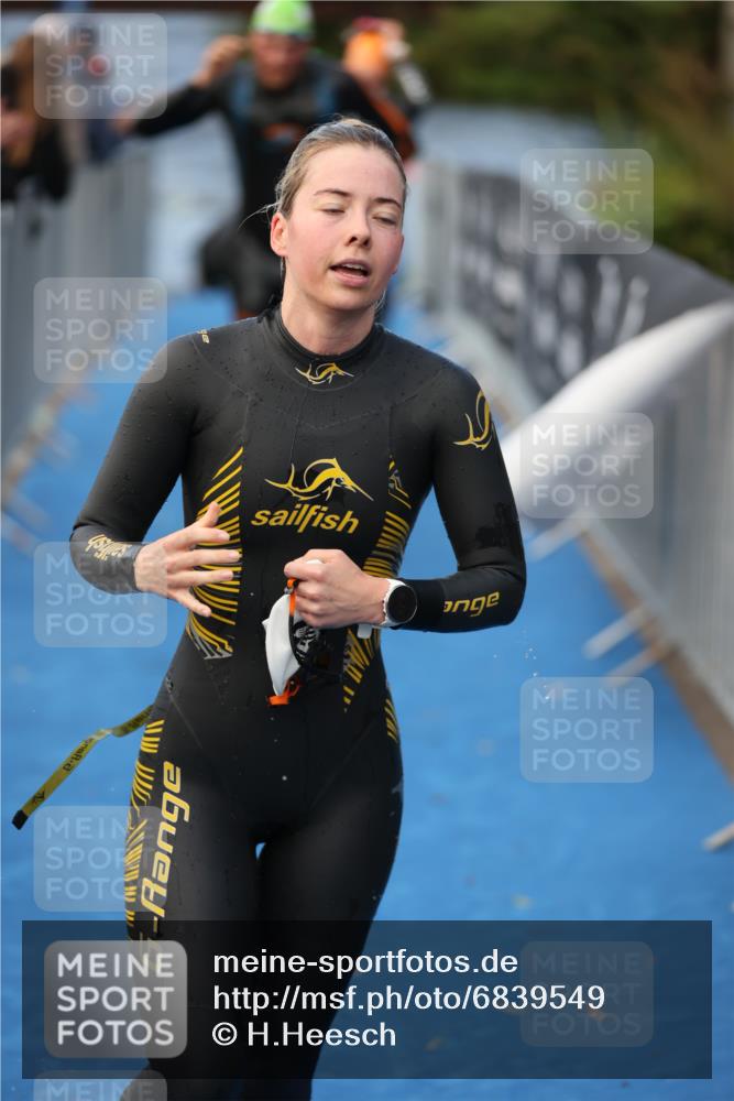 25.08.2024 - Elbe Triathlon Hamburg H.Heesch http://msf.ph/oto/6839549 25.08.2024 08:43:41 Schwimmen 110, 117, 121, 142, 153, 167, 176, 182, 190 meine-sportfotos.de