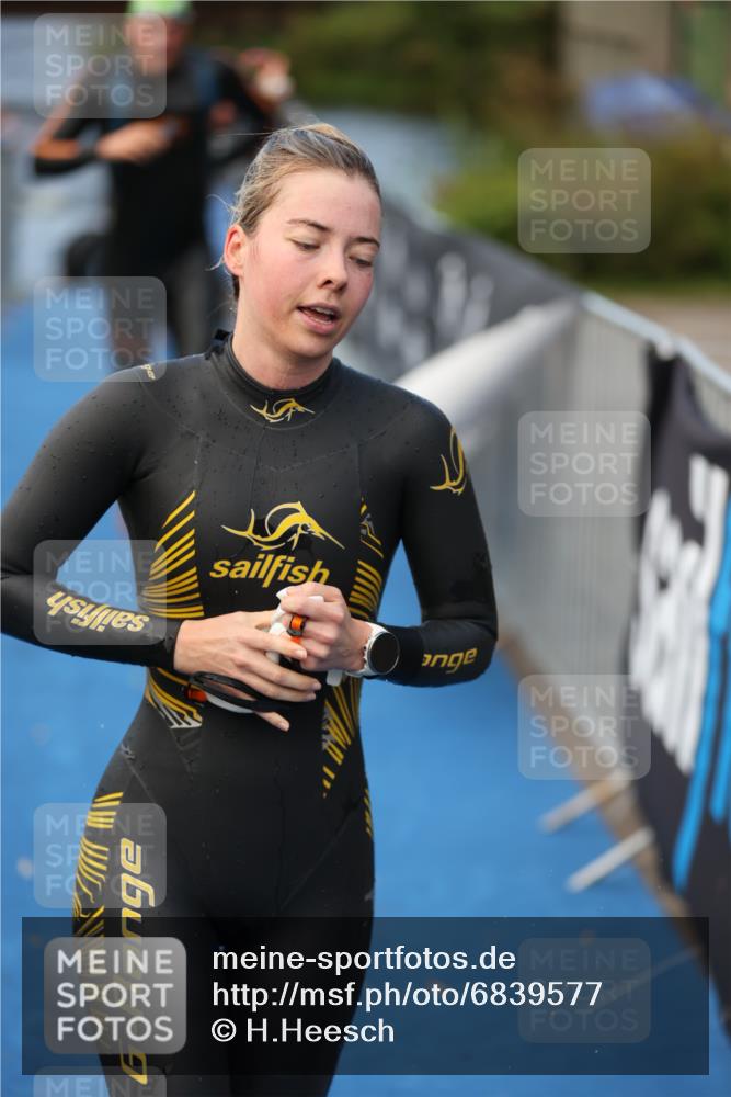 25.08.2024 - Elbe Triathlon Hamburg H.Heesch http://msf.ph/oto/6839577 25.08.2024 08:43:41 Schwimmen 110, 117, 121, 142, 153, 167, 176, 182, 190 meine-sportfotos.de