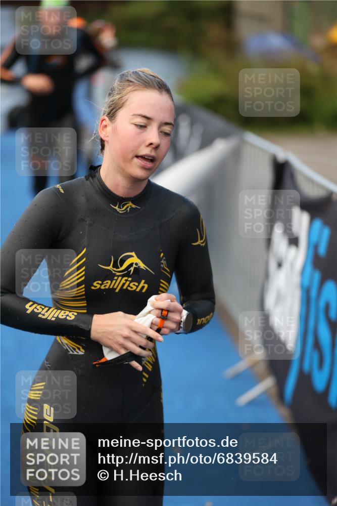 25.08.2024 - Elbe Triathlon Hamburg H.Heesch http://msf.ph/oto/6839584 25.08.2024 08:43:41 Schwimmen 110, 117, 121, 142, 153, 167, 176, 182, 190 meine-sportfotos.de