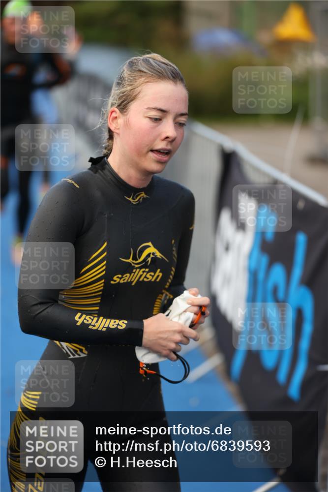 25.08.2024 - Elbe Triathlon Hamburg H.Heesch http://msf.ph/oto/6839593 25.08.2024 08:43:41 Schwimmen 110, 117, 121, 142, 153, 167, 176, 182, 190 meine-sportfotos.de