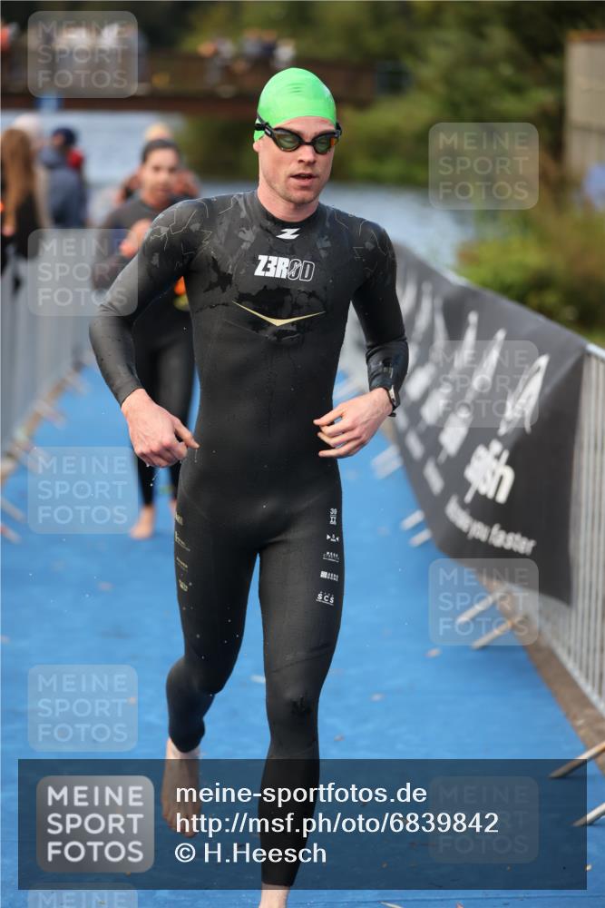 25.08.2024 - Elbe Triathlon Hamburg H.Heesch http://msf.ph/oto/6839842 25.08.2024 08:43:46 Schwimmen 110, 117, 121, 142, 153, 167, 176, 182, 190 meine-sportfotos.de