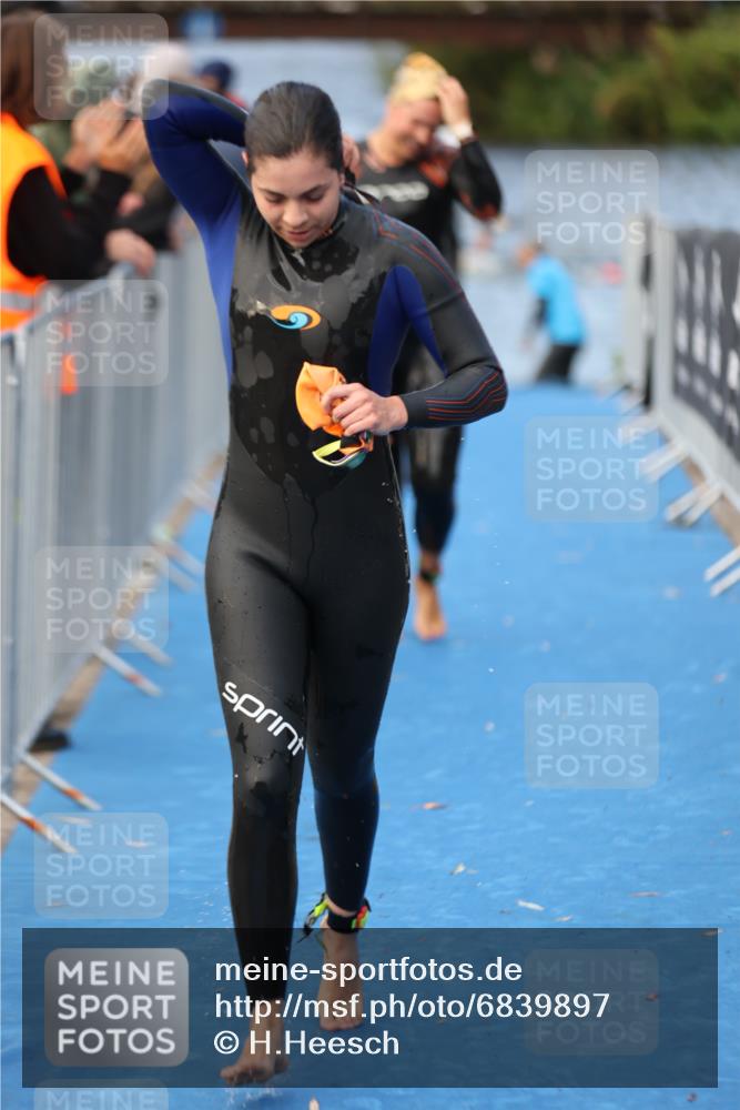 25.08.2024 - Elbe Triathlon Hamburg H.Heesch http://msf.ph/oto/6839897 25.08.2024 08:43:47 Schwimmen 110, 117, 142, 153, 167, 176, 182, 190 meine-sportfotos.de