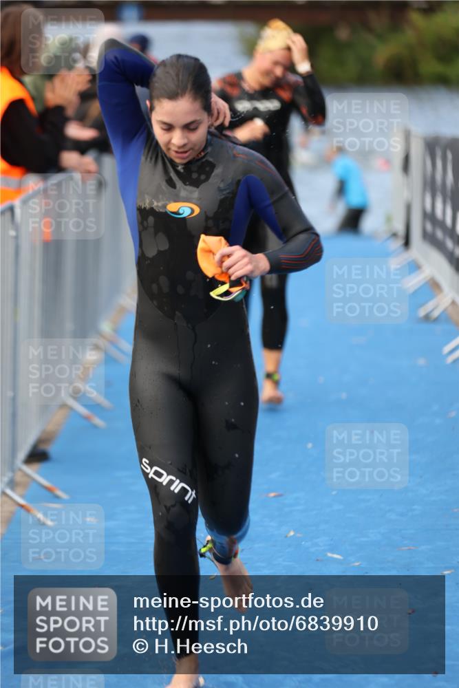 25.08.2024 - Elbe Triathlon Hamburg H.Heesch http://msf.ph/oto/6839910 25.08.2024 08:43:47 Schwimmen 110, 117, 142, 153, 167, 176, 182, 190 meine-sportfotos.de
