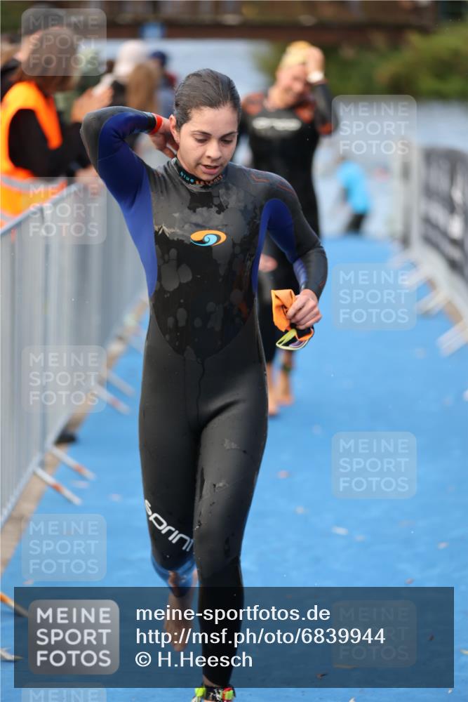 25.08.2024 - Elbe Triathlon Hamburg H.Heesch http://msf.ph/oto/6839944 25.08.2024 08:43:48 Schwimmen 110, 117, 142, 153, 167, 176, 182, 190 meine-sportfotos.de