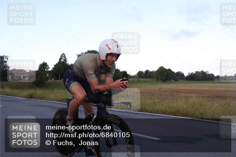 25.08.2024 - Elbe Triathlon Hamburg Fuchs,  Jonas http://msf.ph/oto/6840105 25.08.2024 08:55:48 Radfahren 76, 105, 124 meine-sportfotos.de