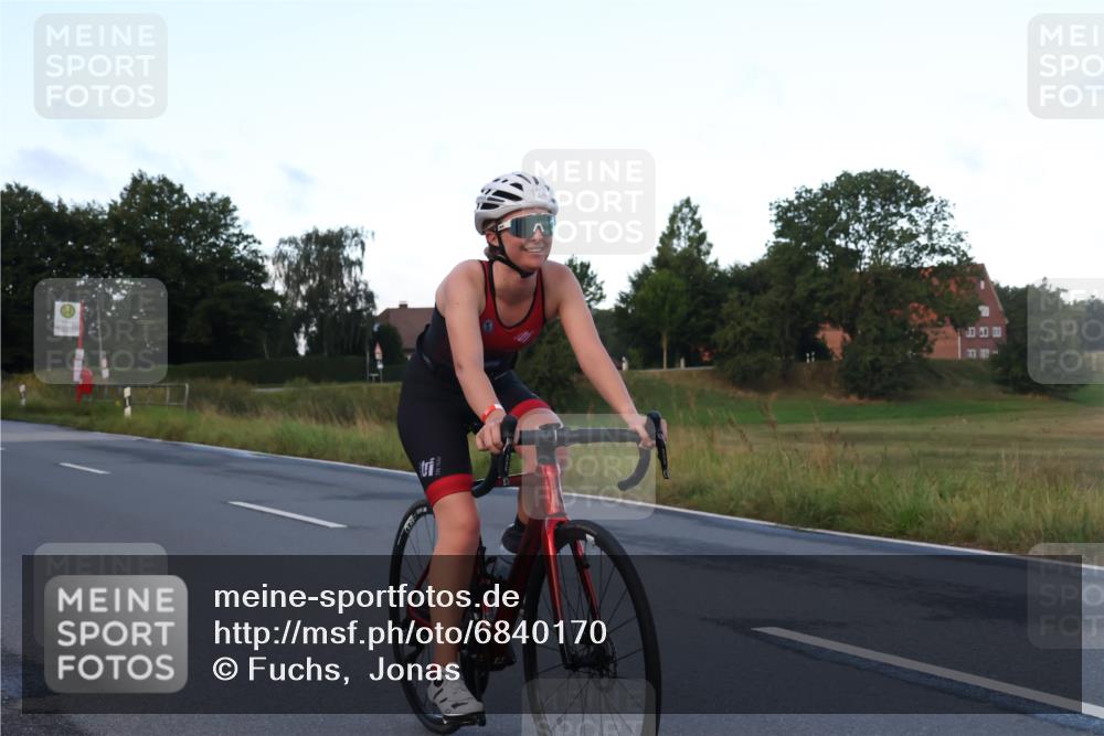 25.08.2024 - Elbe Triathlon Hamburg Fuchs,  Jonas http://msf.ph/oto/6840170 25.08.2024 08:55:55 Radfahren 124 meine-sportfotos.de