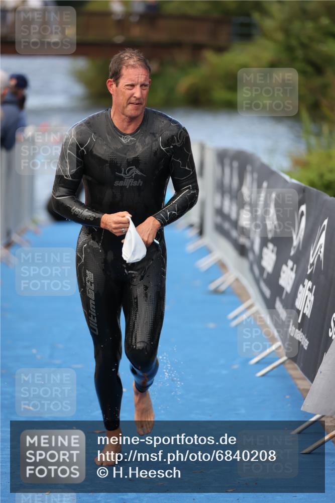 25.08.2024 - Elbe Triathlon Hamburg H.Heesch http://msf.ph/oto/6840208 25.08.2024 08:43:54 Schwimmen 110, 153, 172, 176, 182, 190 meine-sportfotos.de
