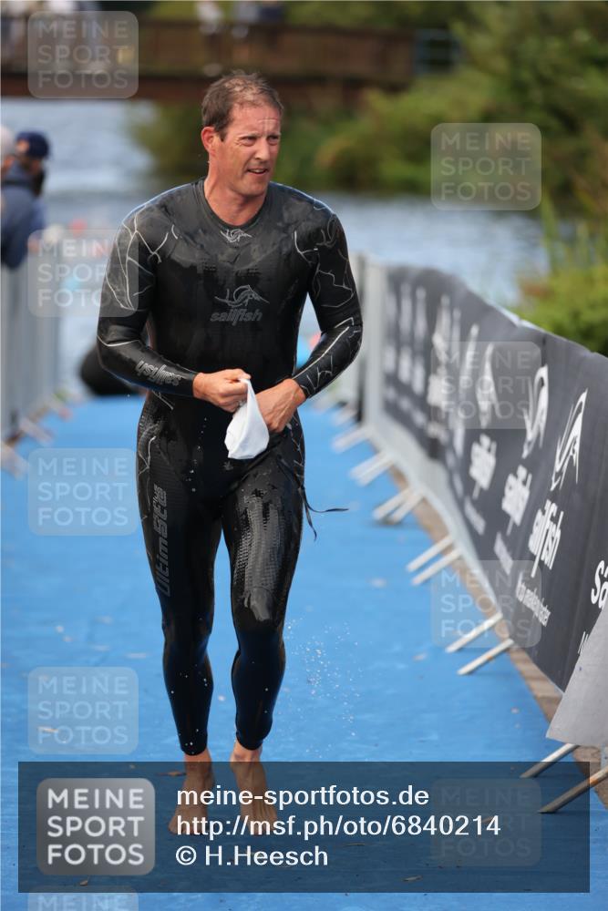 25.08.2024 - Elbe Triathlon Hamburg H.Heesch http://msf.ph/oto/6840214 25.08.2024 08:43:54 Schwimmen 110, 153, 172, 176, 182, 190 meine-sportfotos.de