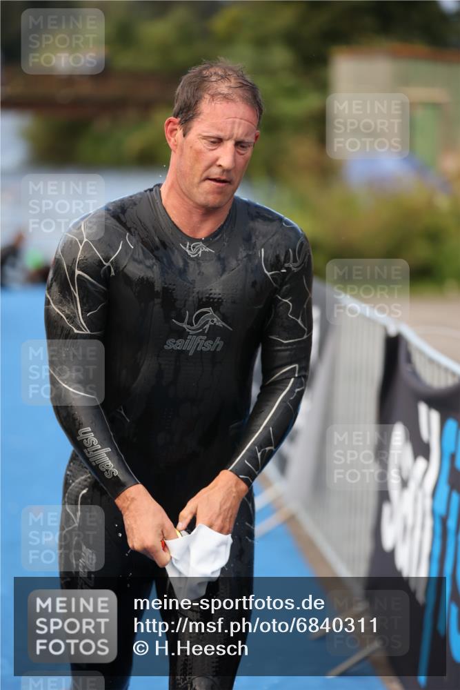 25.08.2024 - Elbe Triathlon Hamburg H.Heesch http://msf.ph/oto/6840311 25.08.2024 08:43:55 Schwimmen 110, 153, 172, 176, 182, 190 meine-sportfotos.de