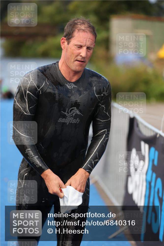 25.08.2024 - Elbe Triathlon Hamburg H.Heesch http://msf.ph/oto/6840316 25.08.2024 08:43:55 Schwimmen 110, 153, 172, 176, 182, 190 meine-sportfotos.de