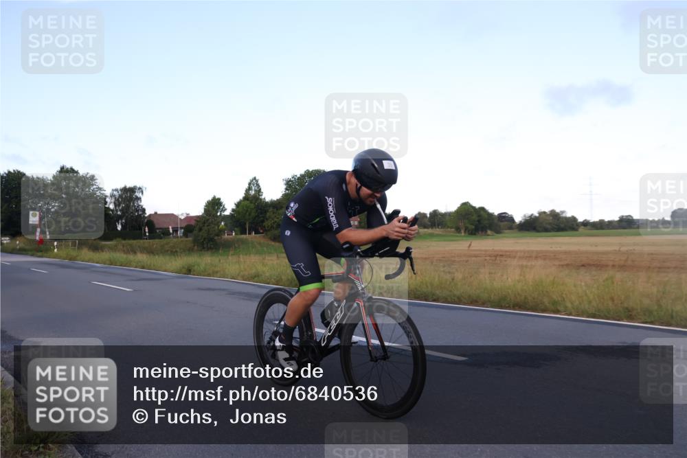 25.08.2024 - Elbe Triathlon Hamburg Fuchs,  Jonas http://msf.ph/oto/6840536 25.08.2024 08:56:43 Radfahren 64, 131, 35, 154 meine-sportfotos.de